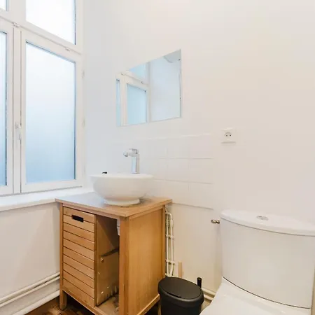 In A Typical Street Apartamento